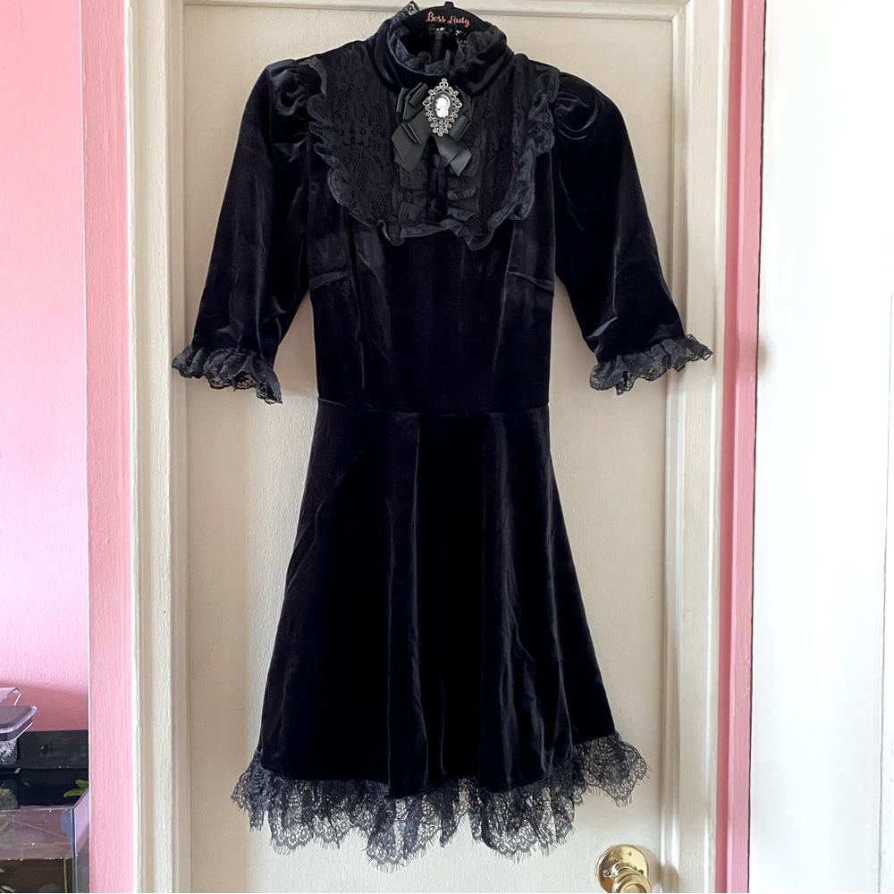 NWT Dolls Kill Widow Ladyhawke Black Velvet Mini Dress w Lace Collar & Cameo Pin